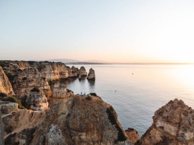 Portekiz, Lagos Algarve 'de günbatımında Ponta da Piedade' nin hava aracı görüntüsü. Yüksek kalite fotoğraf
