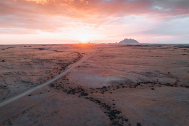 Spitzkoppe bölgesinin hava günbatımı drone görüntüsü Namib Çölü, Damaraland, Namibya Afrika. Yüksek kalite 4k görüntü