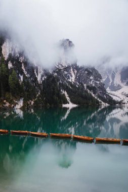 Ünlü Lago di Braies Pragser Wildsee, Dolomites, İtalya 'da yağmurlu ve bulutlu bir sabah. Yüksek kalite fotoğraf