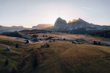 Sonbaharda Dolomites Güney Tyrol İtalya 'sında Alpe di Siusi' de gün doğumunda çekilen İHA fotoğrafı. Yüksek kalite fotoğraf