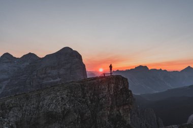 İtalya 'nın dağlarında gün doğumunda bir insanın silueti. Yüksek kalite fotoğraf