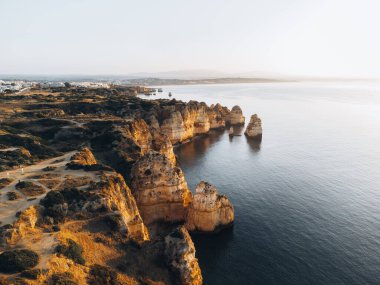 Portekiz, Lagos Algarve 'de günbatımında Ponta da Piedade' nin hava aracı görüntüsü. Yüksek kalite fotoğraf