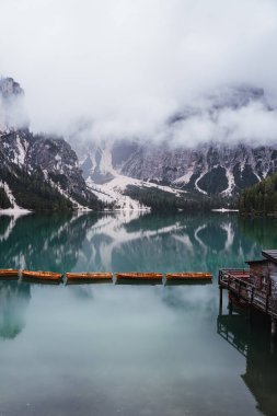 Ünlü Lago di Braies Pragser Wildsee, Dolomites, İtalya 'da yağmurlu ve bulutlu bir sabah. Yüksek kalite fotoğraf