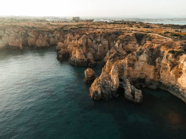 Portekiz, Lagos Algarve 'de günbatımında Ponta da Piedade' nin hava aracı görüntüsü. Yüksek kalite fotoğraf