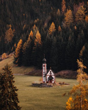 Ranui Dolomites İtalya 'daki Chiesetta di San Giovanni Kilisesi' nin güzel bir çekimi. Yüksek kalite fotoğraf