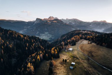 Sonbaharda Dolomites Güney Tyrol İtalya 'sında Alpe di Siusi' de gün doğumunda çekilen İHA fotoğrafı. Yüksek kalite fotoğraf