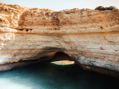 Portekiz, Algarve 'deki Benagil Mağaraları' nın hava aracı görüntüsü. Yüksek kalite fotoğraf