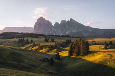 Gün doğumunda Alpe di Siusi, Seiser Alm ve Dolomitler 'in göz kamaştırıcı manzarası. Yüksek kalite fotoğraf