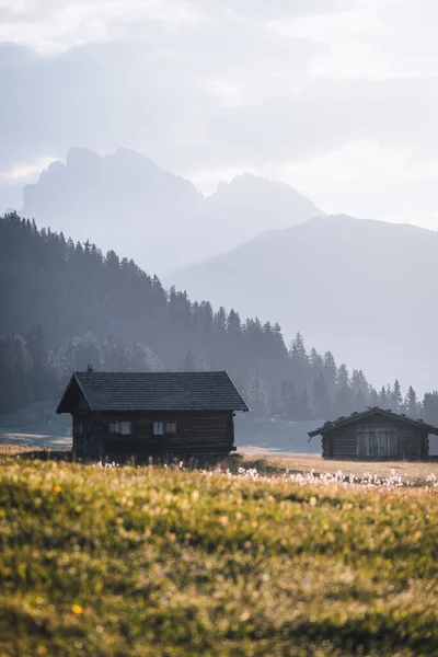 Gün Doğumunda Alpe Siusi Nin Göz Kamaştırıcı Manzarasında Dağ Kulübesi — Stok fotoğraf