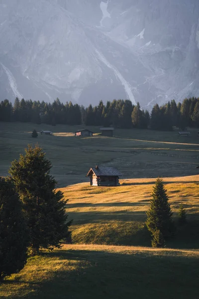 Ορεινή Καμπίνα Στο Εκπληκτικό Τοπίο Του Alpe Siusi Κατά Την — Φωτογραφία Αρχείου