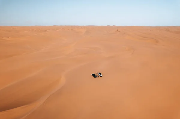 サンドイッチハーバー ナミビア アフリカを経由して砂漠旅行で車を運転します 高品質の写真 — ストック写真
