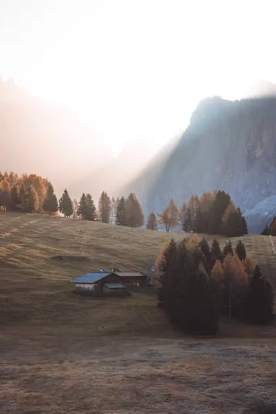 Cabană Montană Peisaj Uimitor Din Alpe Siusi Timpul Răsăritului Soarelui — Fotografie, imagine de stoc