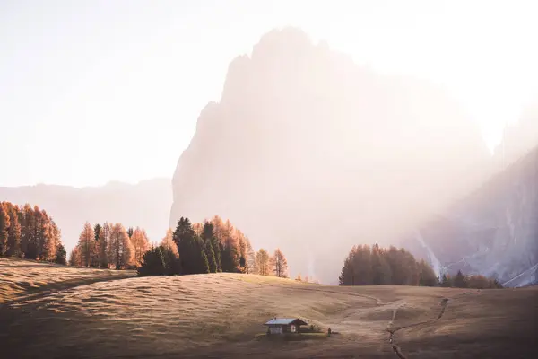 Hegyi Faház Lenyűgöző Táj Alpe Siusi Napkeltekor Dolomitok Olaszország Dél — Stock Fotó