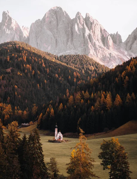 Ranui Dolomites İtalya 'daki Chiesetta di San Giovanni Kilisesi' nin güzel bir çekimi. Yüksek kalite fotoğraf