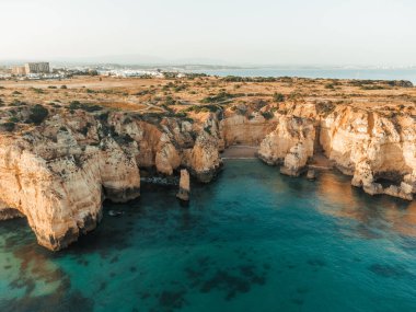 Portekiz, Lagos Algarve 'de günbatımında Ponta da Piedade' nin hava aracı görüntüsü. Yüksek kalite fotoğraf