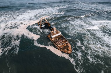 Zeila 'nın Okyanus' taki gemi enkazı, Namibya 'daki iskelet kıyısı, Afrika' daki hava aracı görüntüsü. Yüksek kalite fotoğraf