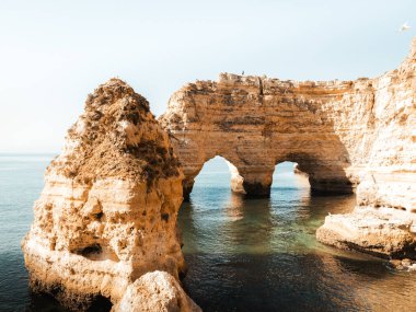 Plaj manzarası ve Portekiz, Algarve Praia da Marinha 'daki kemer. Yüksek kalite fotoğraf
