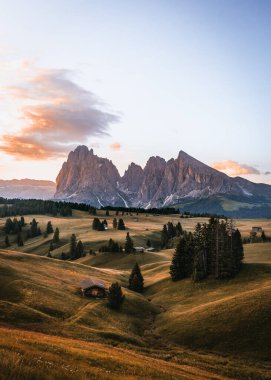 Gün doğumunda Alpe di Siusi, Seiser Alm ve Dolomitler 'in göz kamaştırıcı manzarası. Yüksek kalite fotoğraf