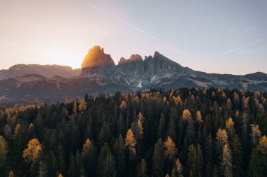 Sonbaharda Dolomites Güney Tyrol İtalya 'sında Alpe di Siusi' de gün doğumunda çekilen İHA fotoğrafı. Yüksek kalite fotoğraf