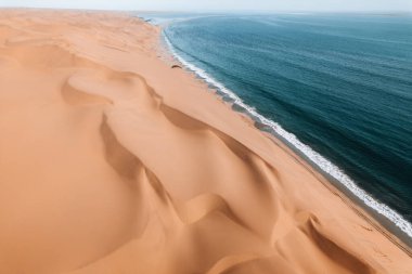 Hava Aracı, Çölün Okyanusla Buluştuğu, Sandviç Limanı, Namibya, Afrika. Yüksek kalite fotoğraf