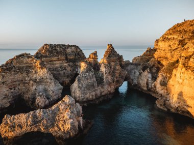 Portekiz, Lagos Algarve 'de günbatımında Ponta da Piedade' nin hava aracı görüntüsü. Yüksek kalite fotoğraf