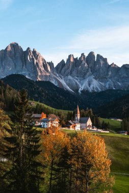 Santa Maddalena Magdalena Dolomites İtalya 'daki kilisenin güzel manzarası. Yüksek kalite fotoğraf