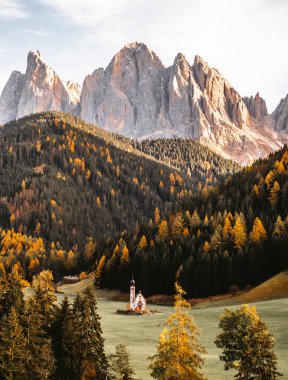 Ranui Dolomites İtalya 'daki Chiesetta di San Giovanni Kilisesi' nin güzel bir çekimi. Yüksek kalite fotoğraf