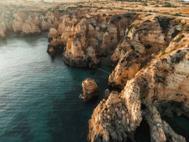 Portekiz, Lagos Algarve 'de günbatımında Ponta da Piedade' nin hava aracı görüntüsü. Yüksek kalite fotoğraf