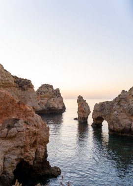 Lagos, Algarve, Portekiz 'de güneş doğarken Ponta da Piedade' nin harika manzarası. Yüksek kalite fotoğraf