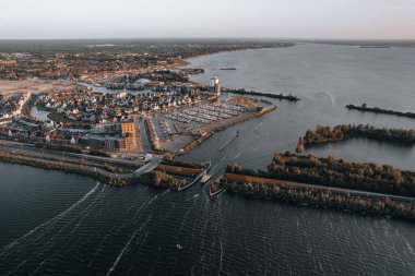Harderwijk, Veluwemeer, Hollanda 'daki su kanalından geçen teknenin hava görüntüsü. Yüksek kalite 4k görüntü