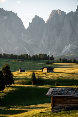 Gün doğumunda Alpe di Siusi 'nin göz kamaştırıcı manzarasında dağ kulübesi, Dolomitler, İtalya, Güney Tyrol, Seiser Alm. Yüksek kalite fotoğraf