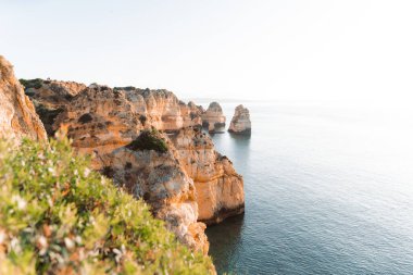 Lagos, Algarve, Portekiz 'de güneş doğarken Ponta da Piedade' nin harika manzarası. Yüksek kalite fotoğraf