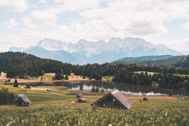 Geroldsee Gölü, Wagenbruchsee, Bavyera, Almanya, Avrupa kulübeleri. Yüksek kalite fotoğraf