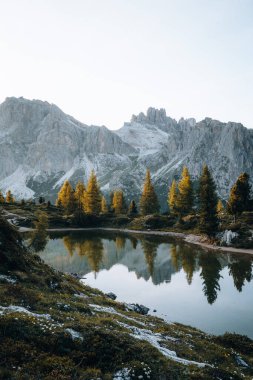 İtalya 'nın Falzarego Geçidi Dolomitleri' ndeki Lago di Limides 'in güzel günbatımı manzarası. Yüksek kalite fotoğraf