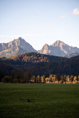 Sonbahar sabahı Schwangau Fussen Almanya 'daki Alp Dağları' nda sabah manzarası. Yüksek kalite fotoğraf