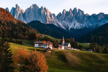 Santa Maddalena Magdalena Dolomites İtalya 'daki kilisenin güzel manzarası. Yüksek kalite fotoğraf