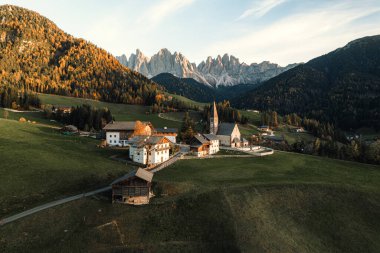 Santa Maddalena Magdalena 'daki kilise ve köyün insansız hava aracı fotoğrafı İtalya' da. Yüksek kalite fotoğraf