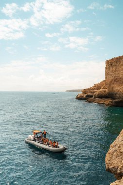 Portekiz, Algarve Carvoeiro 'da Atlantik Okyanusu' nu keşfeden turist botu. Yüksek kalite fotoğraf