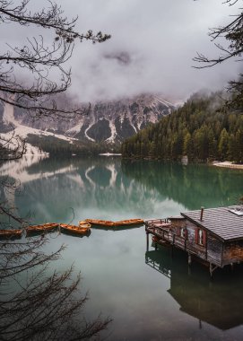 Ünlü Lago di Braies Pragser Wildsee, Dolomites, İtalya 'da yağmurlu ve bulutlu bir sabah. Yüksek kalite fotoğraf