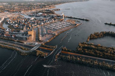 Harderwijk, Veluwemeer, Hollanda 'daki su kanalından geçen teknenin hava görüntüsü. Yüksek kalite 4k görüntü