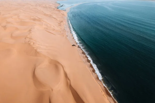 Drohne Aus Der Luft Wüste Auf Ozean Trifft Sandwich Harbour — Stockfoto