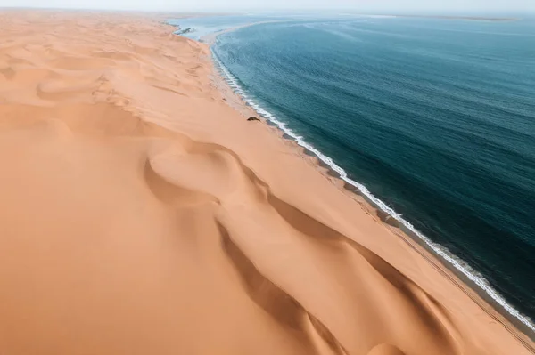 Drone Aereo Dove Deserto Incontra Oceano Sandwich Harbour Namibia Africa — Foto Stock