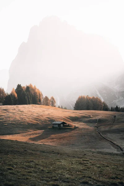 Berghütte Traumhafter Landschaft Der Seiser Alm Bei Sonnenaufgang Dolomiten Italien — Stockfoto