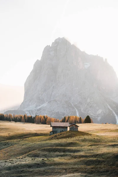 Гірська Каюта Приголомшливому Ландшафті Alpe Siusi Під Час Сходу Сонця — стокове фото