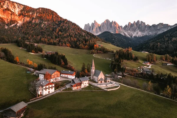 Santa Maddalena Magdalena 'daki kilise ve köyün insansız hava aracı fotoğrafı İtalya' da. Yüksek kalite fotoğraf