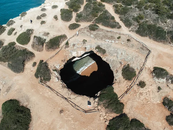 Portekiz, Algarve 'deki Benagil Mağaraları' nın hava aracı görüntüsü. Yüksek kalite fotoğraf