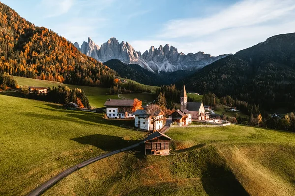 Drone Fénykép Templom Falu Santa Maddalena Magdalena Dolomites Olaszország Kiváló — Stock Fotó