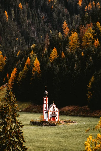 Όμορφη Φωτογραφία Της Εκκλησίας Chiesetta San Giovanni Στο Ranui Dolomites — Φωτογραφία Αρχείου