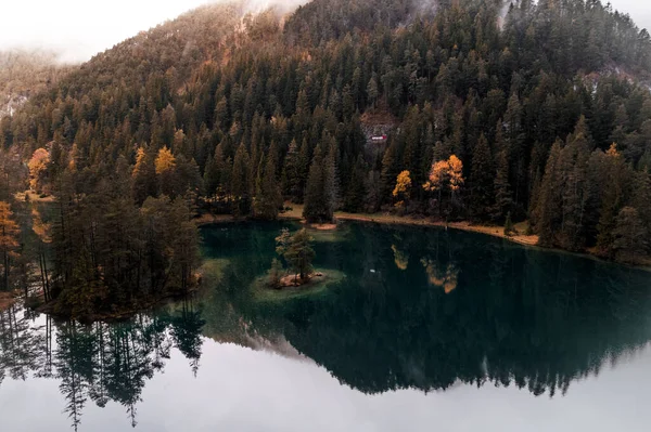 Sonbahar mevsiminde Avusturya 'daki Fernsteinsee Gölü' nün Moody Hava Fotoğrafı. Yüksek kalite fotoğraf