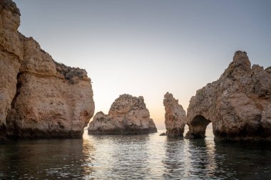 Lagos, Algarve, Portekiz 'de güneş doğarken Ponta da Piedade' nin harika manzarası. Yüksek kalite fotoğraf